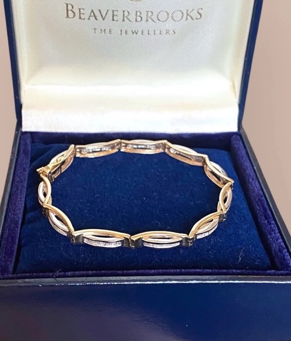 Exquisite 9ct Gold Bracelet Set with 140 Genuine Diamonds